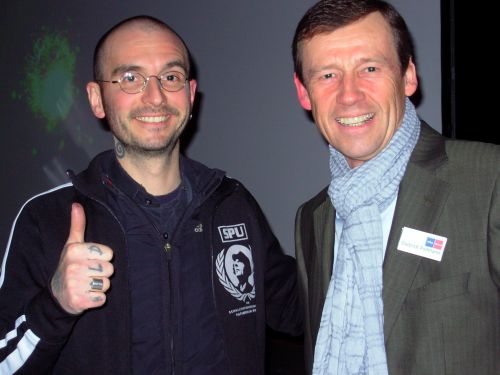 Der „kultige“ Kriminalbiologe Dr. Mark Benecke kommt erneut nach Gladbeck – auf dem Bild zusammen mit VHS-Leiter Dietrich Pollmann bei seinem letzten Besuch Anfang des Jahres 2012. 